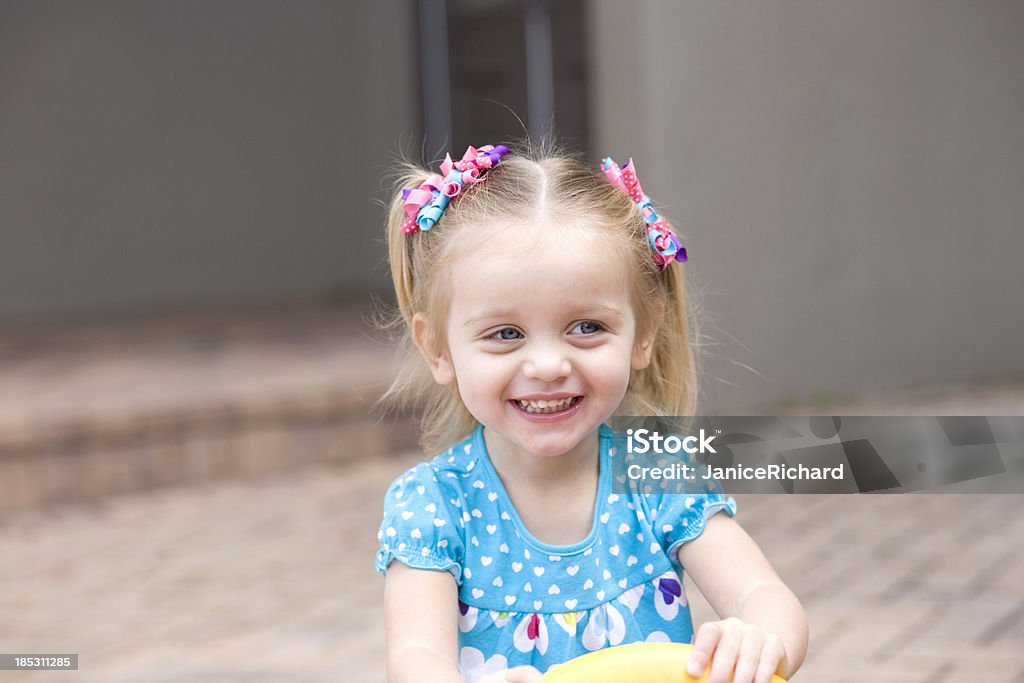 Heureux bébé fille jouant en plein air - Photo de 2-3 ans libre de droits