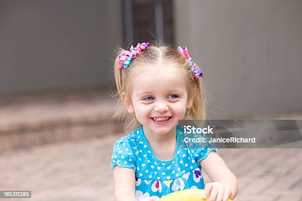 Photo libre de droit de Heureux Bébé Fille Jouant En Plein Air banque d'images et plus d'images libres de droit de 2-3 ans - 2-3 ans, Bonheur, Cheveux blonds