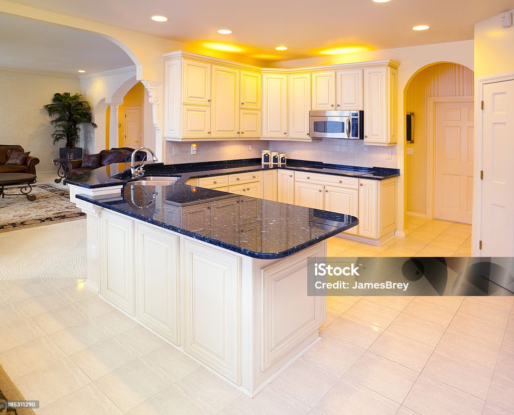 明るいホワイトの御影石のカウンター付きキッチン - まぶしいのロイヤリティフリーストックフォト