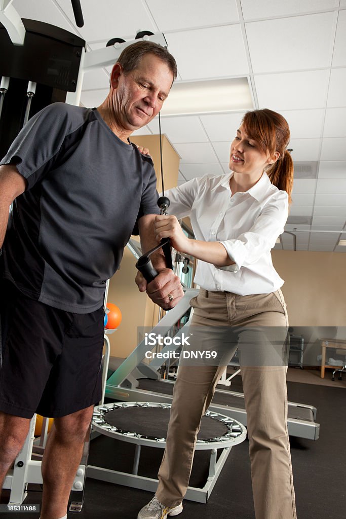 물리 치료사 지도 환자의 적절한 운동 토르크 - 로열티 프리 운동 기��구 스톡 사진