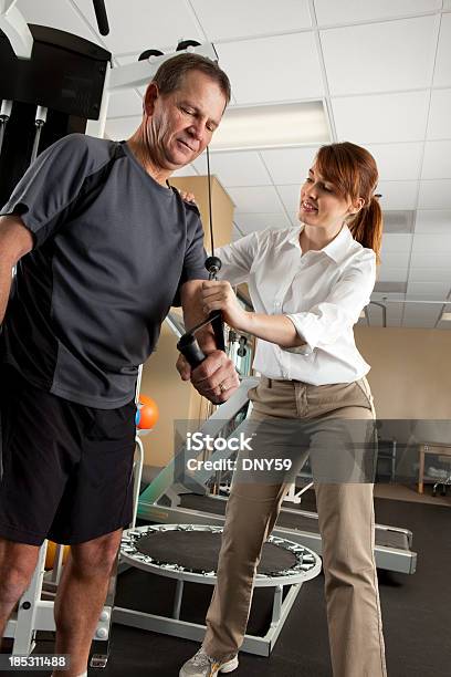물리 치료사 지도 환자의 적절한 운동 토르크 운동 기구에 대한 스톡 사진 및 기타 이미지 - 운동 기구, 환자, 2명