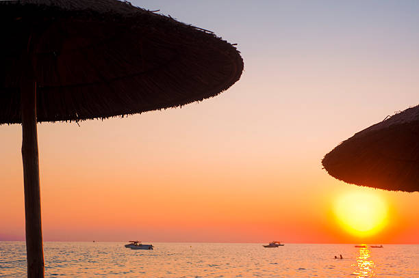 strand, das meer und den sonnenuntergang - sunset beach sky heat stock-fotos und bilder