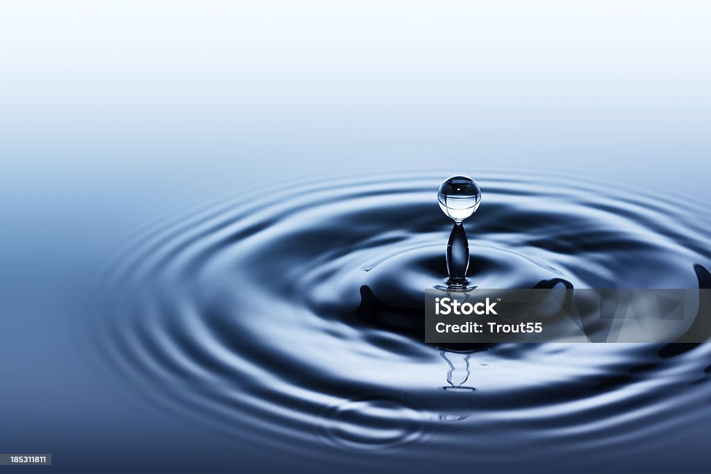 Superficie del agua después de colisión con caída - Foto de stock de Gota de agua salpicando libre de derechos