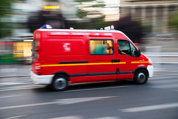 Fire Engine ambulância acelerar, movimento desfocado, Paris - foto de acervo