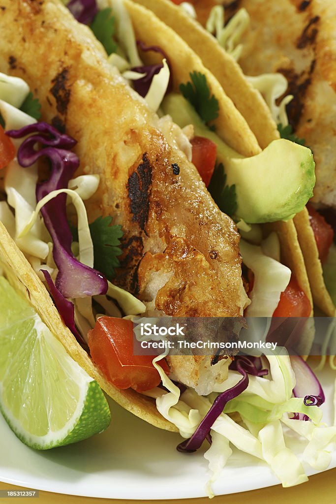 Tacos de poisson - Photo de Salsa verde libre de droits
