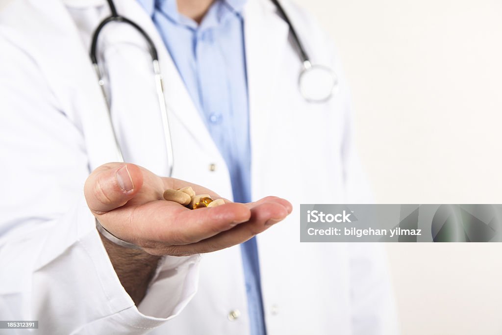Médico segurando vitaminas - Foto de stock de Adulto royalty-free
