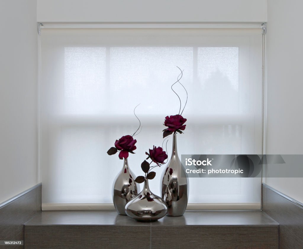 Привлекательные окно гардеробная - Стоковые фото Ваза роялти-фри