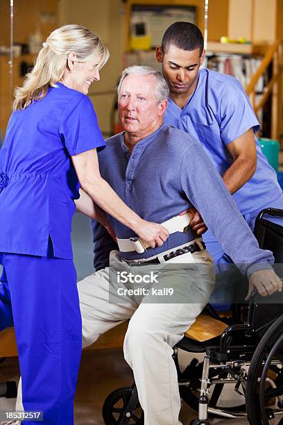 Fisioterapisti Aiutando Il Paziente In Sedia A Rotelle - Fotografie stock e altre immagini di Paziente