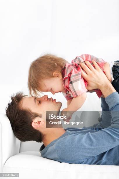 Pai E Filho Jogando - Fotografias de stock e mais imagens de 12-15 Meses - 12-15 Meses, 18 a 23 Meses, 30-39 Anos