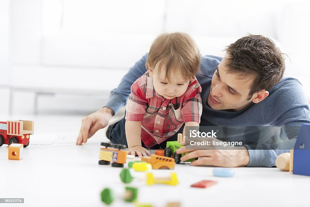 Padre giocando con il figlio - Foto stock royalty-free di 12-17 mesi