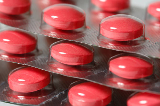 close-up de bolha pacotes red comprimido - painkiller vitamin pill full frame macro - fotografias e filmes do acervo