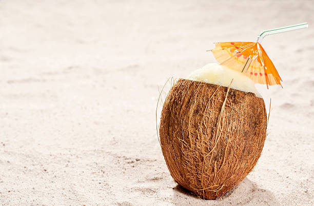 피나 콜라다 - beach sand drink drink umbrella 뉴스 사진 이미지