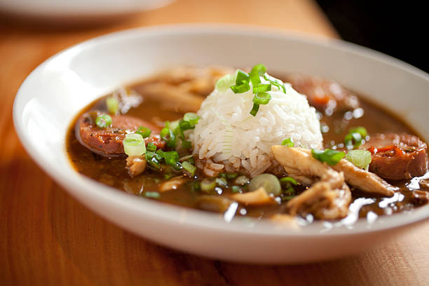 gumbo mit hühnchen - chicken gumbo stock-fotos und bilder