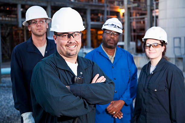 lavoratori nello stabilimento di produzione - manufacturing occupation african descent refinery manual worker foto e immagini stock