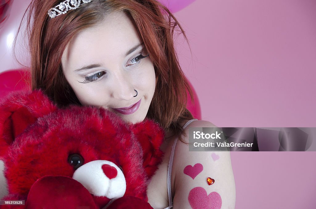 Redhead câlins avec ours en peluche. - Photo de 20-24 ans libre de droits