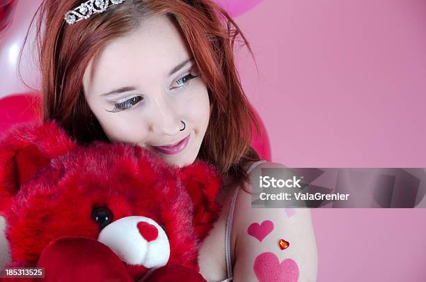 빨간 머리 Cuddling 완구류 베어 20-24세에 대한 스톡 사진 및 기타 이미지 - 20-24세, 20-29세, 감정