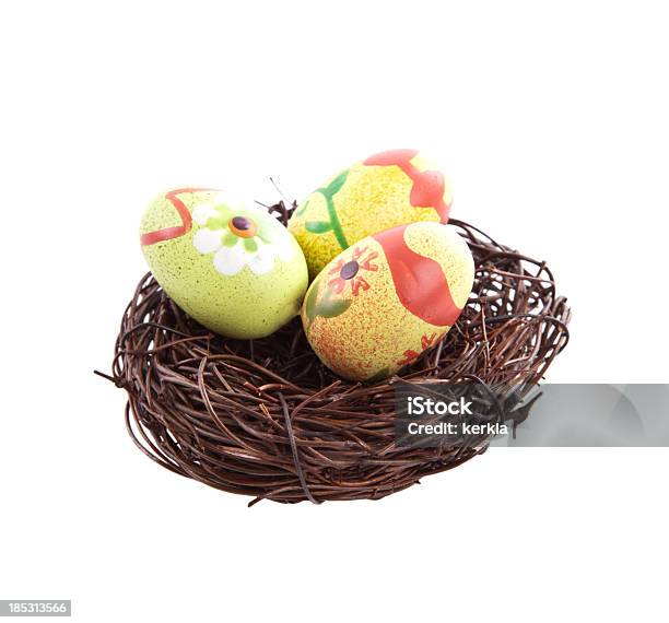 Цветные Пасхальные Яйца В Гнездо — стоковые фотографии и другие картинки Без людей - Без людей, Белый, Белый фон
