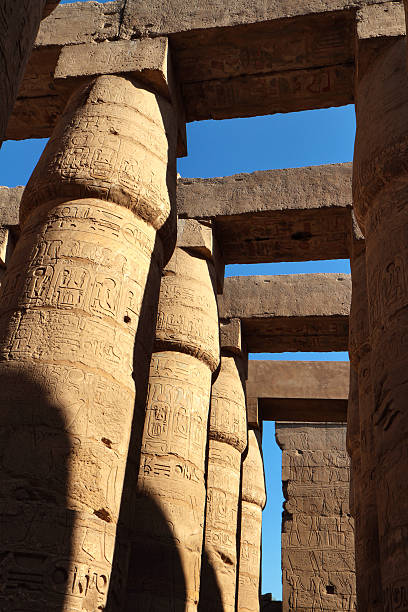 sala ipostila-grande, tempio di karnak, luxor, egitto. - temple of luxor hypostyle hall foto e immagini stock