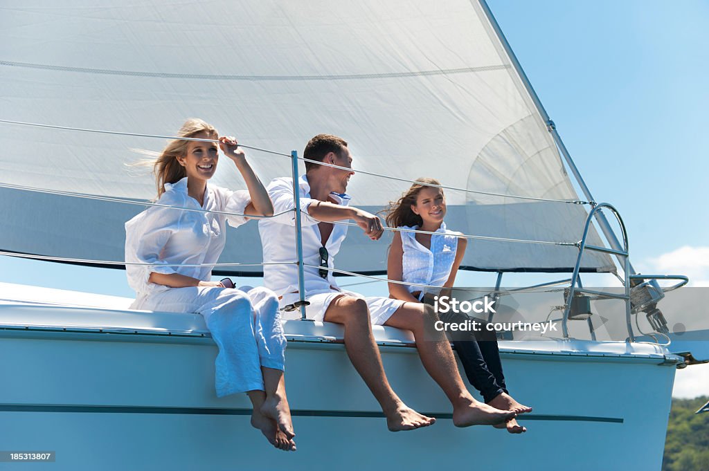 Gruppo di amici che si diverte su uno yacht - Foto stock royalty-free di Yacht