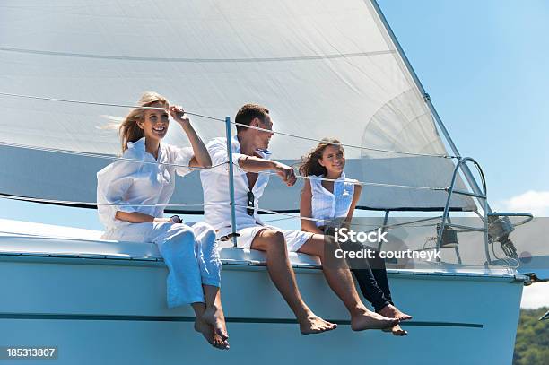 Gruppo Di Amici Che Si Diverte Su Uno Yacht - Fotografie stock e altre immagini di Yacht - Yacht, Amicizia, Relazione di coppia