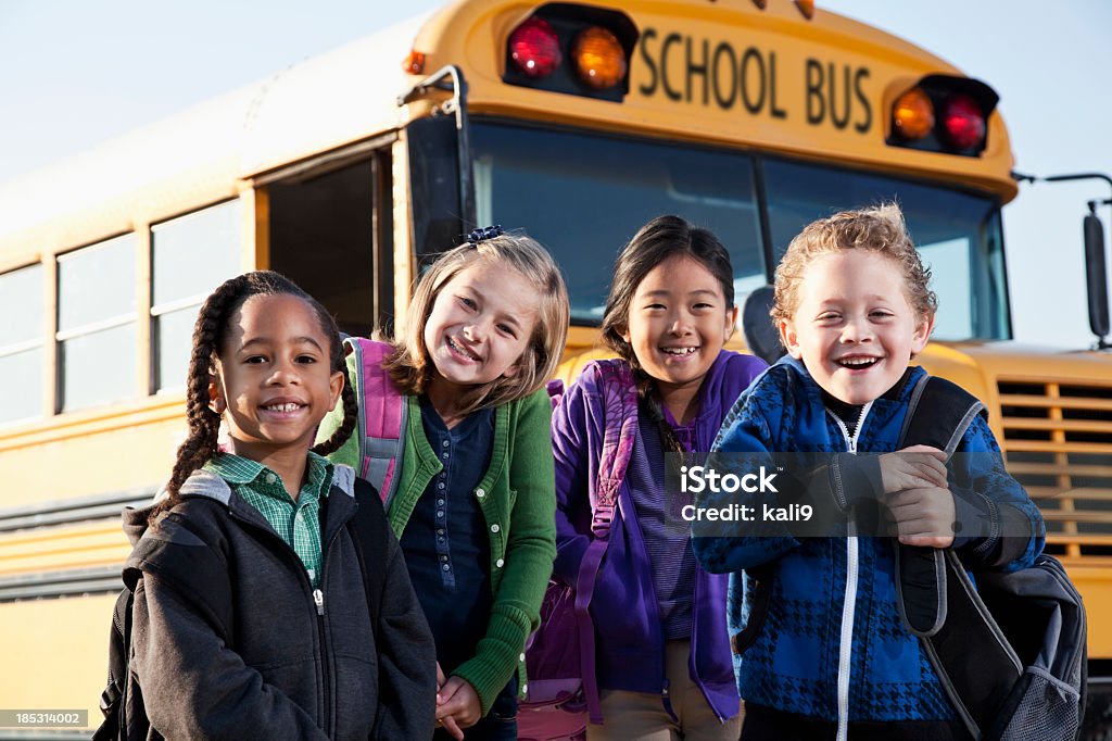 Crianças em pé fora do Autocarro Escolar - Royalty-free Criança Foto de stock