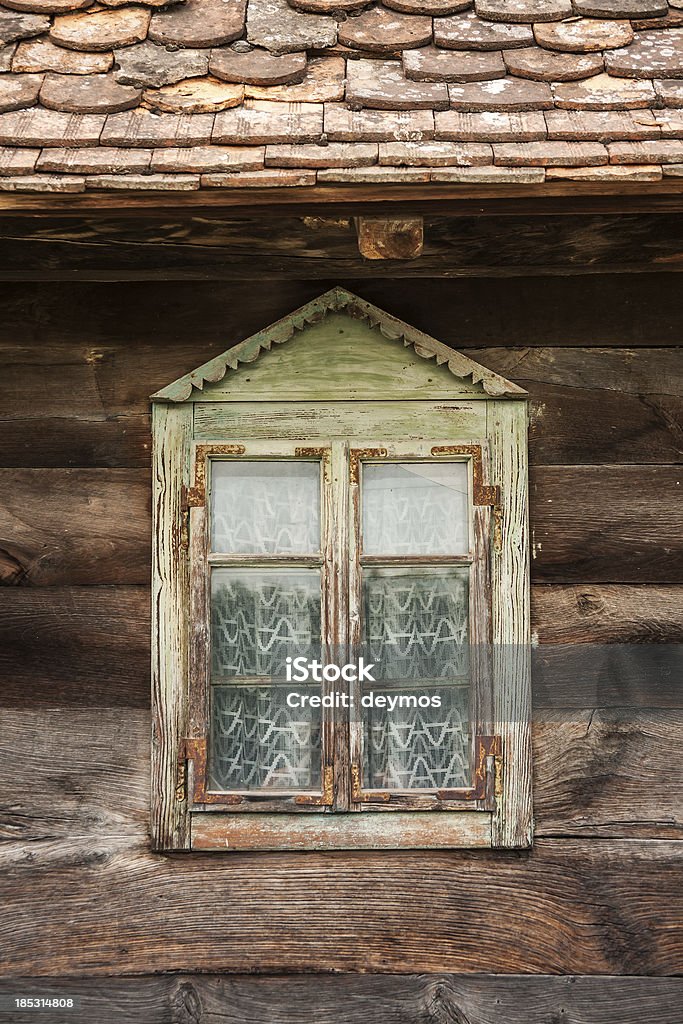 Fenêtres d'un cottage en bois - Photo de Antiquités libre de droits
