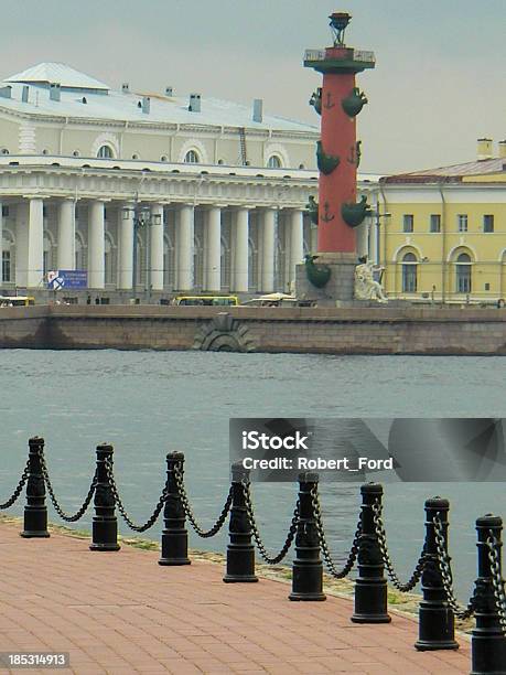Bolsa De Valores E Rostral Colunas São Petersburgo Rússia - Fotografias de stock e mais imagens de Ao Ar Livre