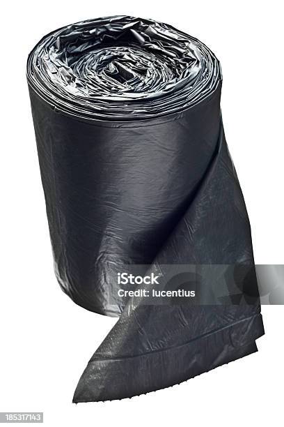 Rolo De Sacos De Lixo Isolado No Branco - Fotografias de stock e mais imagens de Cor preta - Cor preta, Figura para recortar, Fotografia - Imagem