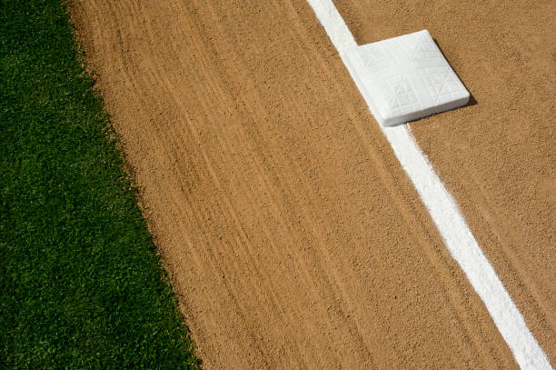 béisbol o softbol campo interno, tercera base y calcetín línea - baseline fotografías e imágenes de stock