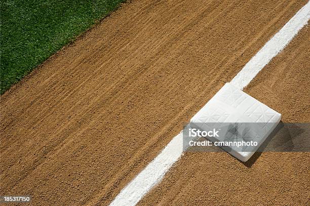 野球またはソフトボール内野3 ベースとファウルライン - 野球のストックフォトや画像を多数ご用意 - 野球, 塁, 野球場