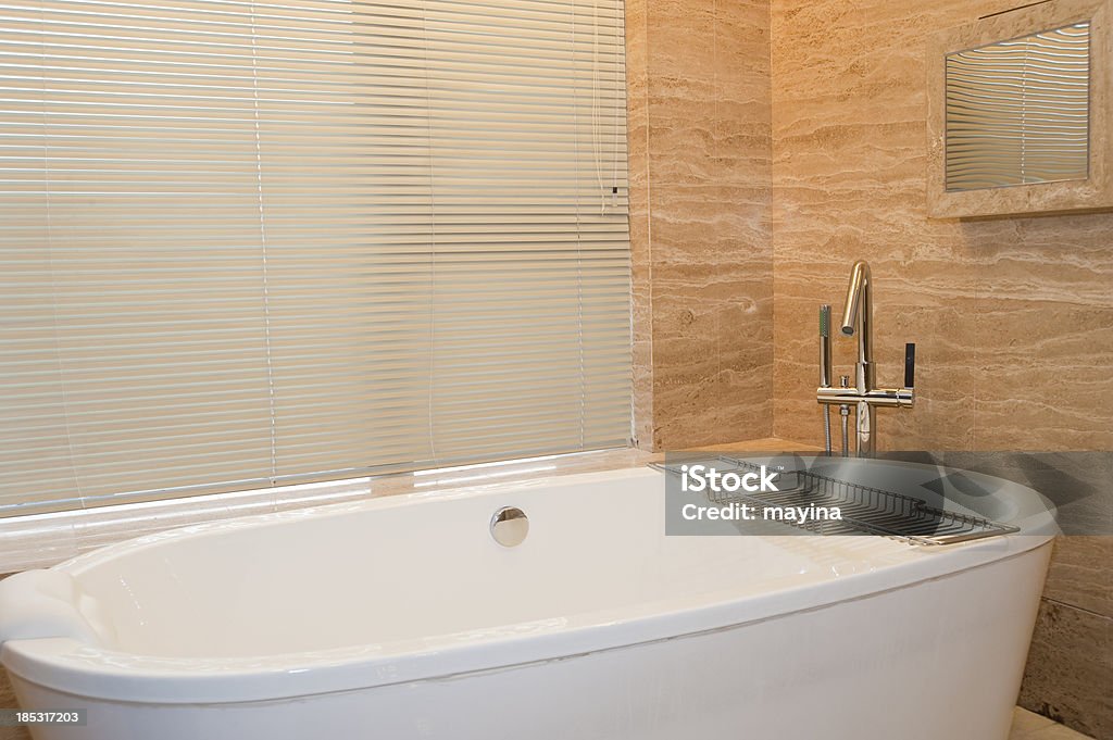 Bañera de hidromasaje en la habitación - Foto de stock de Baño libre de derechos