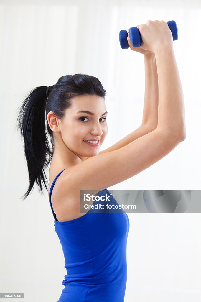 피티니스 시리즈-젊은 여자 리프팅 웨이트 - 로열티 프리 갈색 머리 스톡 사진
