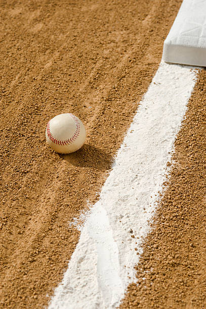 baseball-fallo palla - baseline baseball single line dirt foto e immagini stock