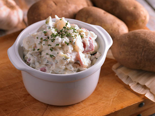 sałatka ziemniaczana - salad prepared potato potato salad food zdjęcia i obrazy z banku zdjęć