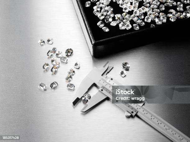 ダイアモンドカットアウトデザインカリパスの高精度測定 - 宝石 ダイヤモンドのストックフォトや画像を多数ご用意 - 宝石 ダイヤモンド, トレイ, 一つ
