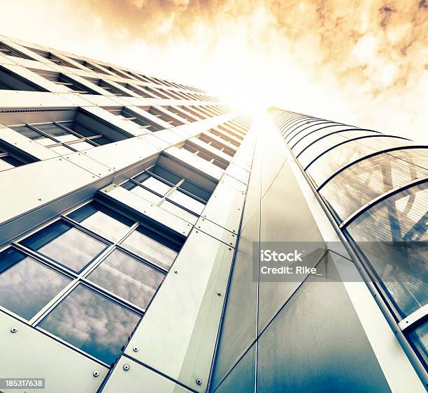 Modernes Gebäude Gegen Dramatischer Himmel Stockfoto und mehr Bilder von Abstrakt - Abstrakt, Arbeitsstätten, Architektonisches Detail