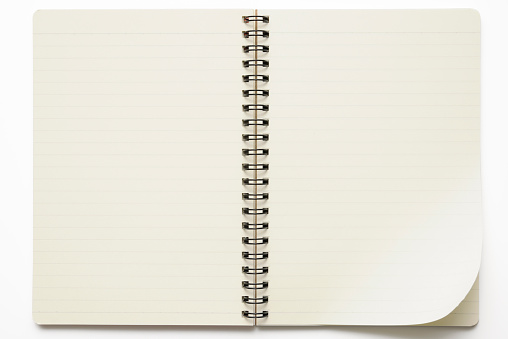 Aislado fotografía de abrir cuaderno con espiral sobre fondo blanco photo