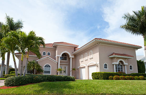 istock Large beautiful house with palm trees in Florida 185317938