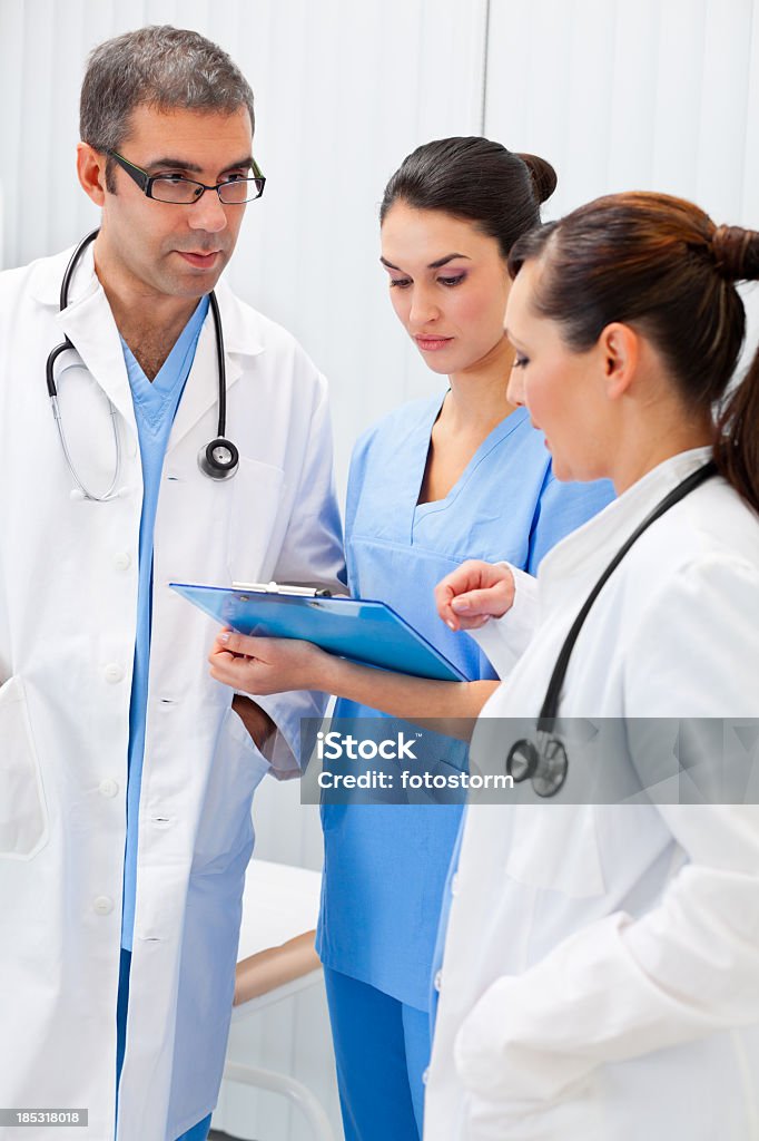 Team di professionisti sanitari analisi dei dati clinici - Foto stock royalty-free di Lavoro di squadra