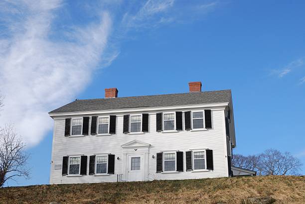istock Colonial New England Home 185318137