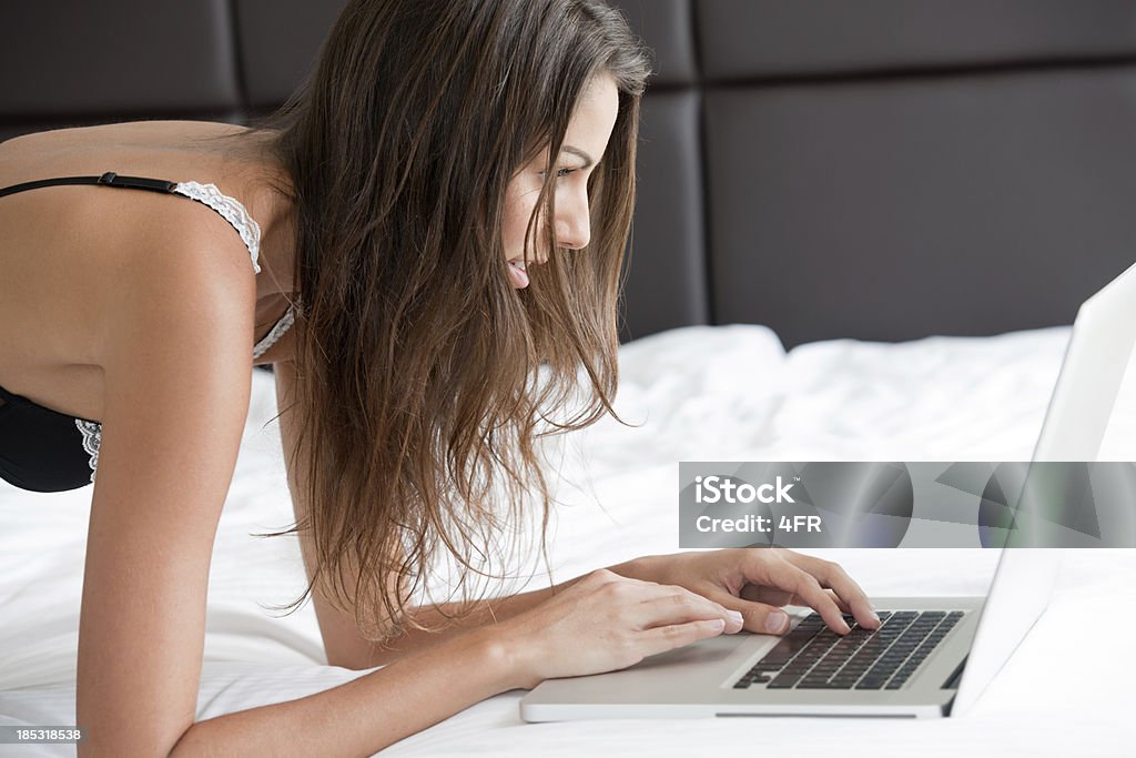 Kobieta surfowanie po Internecie w łóżku (XXXL - Zbiór zdjęć royalty-free (Bielizna damska)