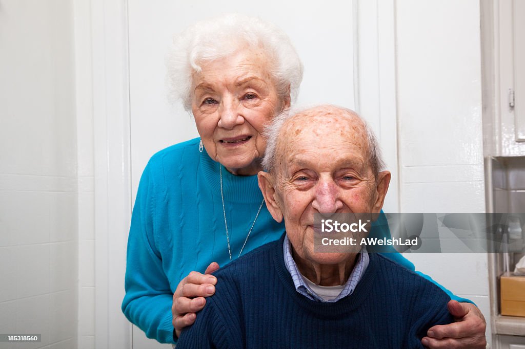 Sênior casal em seus 69 anos 80 Casado - Foto de stock de Homens Idosos royalty-free