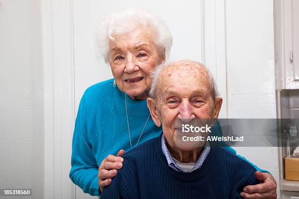 Foto de Sênior Casal Em Seus 69 Anos 80 Casado e mais fotos de stock de Homens Idosos - Homens Idosos, Adulto, Alegria