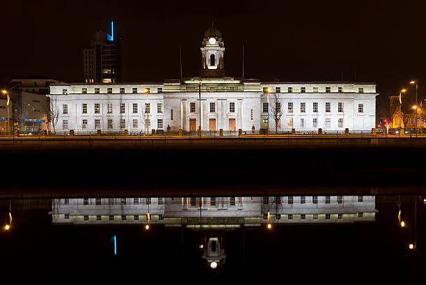 cork city hall - republic of ireland corcaigh night photography stock-fotos und bilder