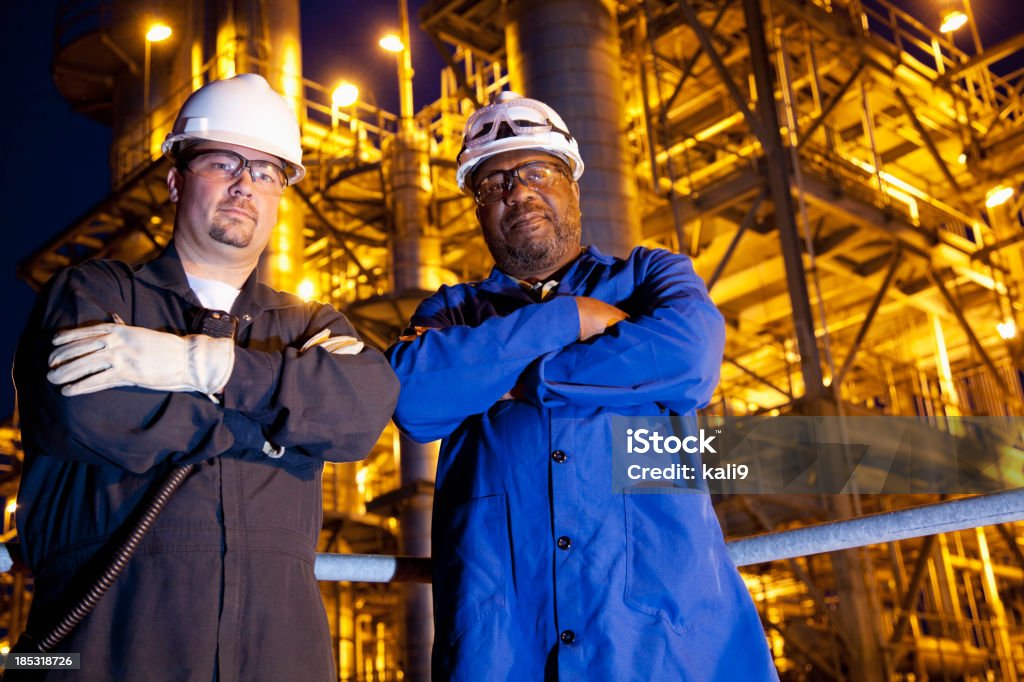 Los trabajadores, planta química en la noche - Foto de stock de 30-39 años libre de derechos