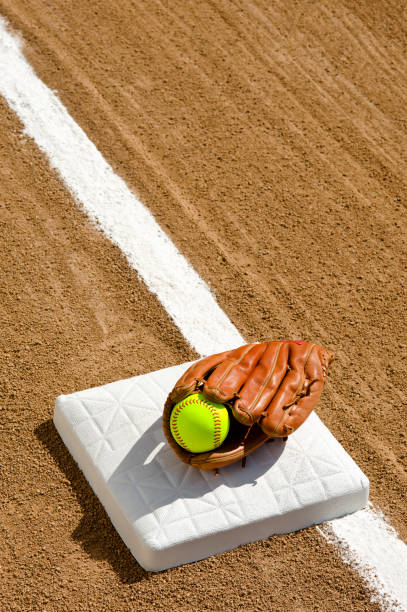 softball-primeira base - softball playing field fluorescent team sport - fotografias e filmes do acervo