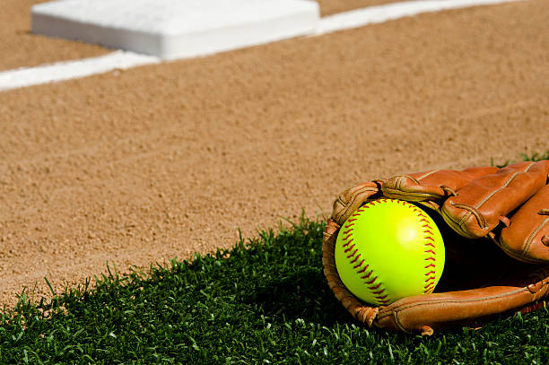 softball-primera base - baseball diamond baseball baseline grass fotografías e imágenes de stock