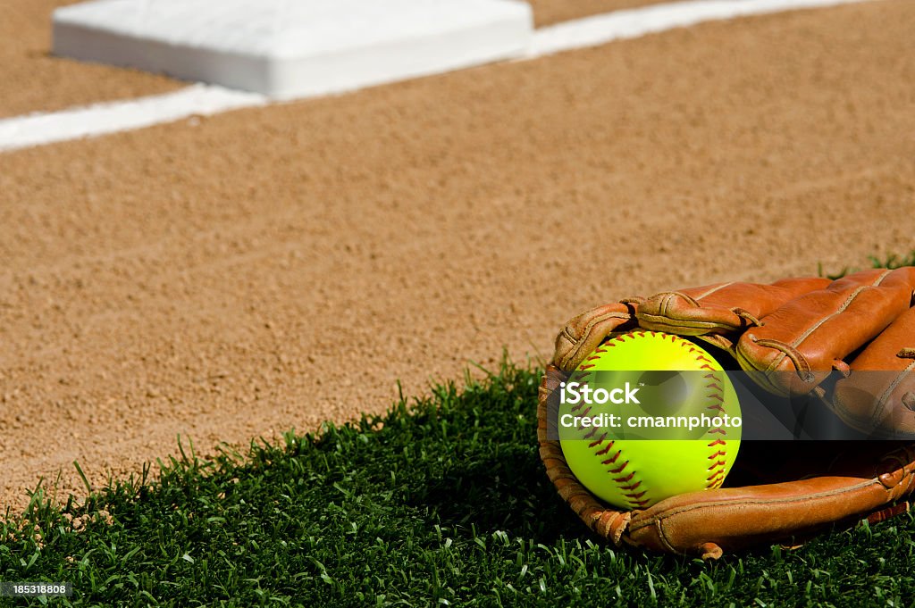 Softball-Prima base - Foto stock royalty-free di Softball - Sport