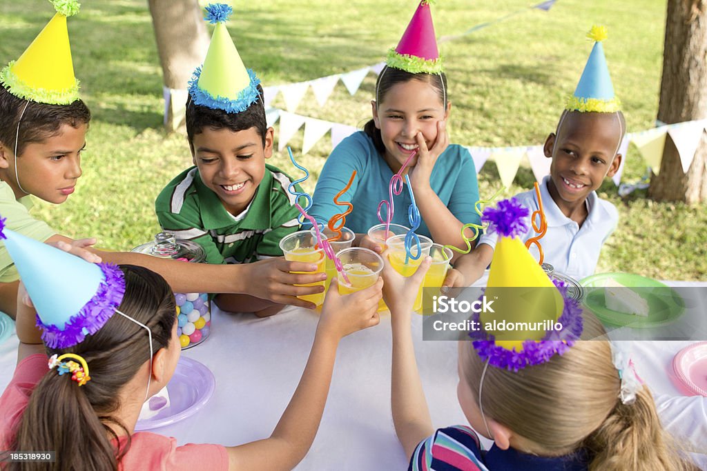 Multi-étnica grupo de crianças em uma festa divertida - Foto de stock de Aniversário royalty-free