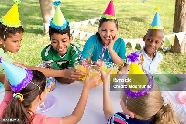 Многонациональная Группа Игривые Дети В Партии — стоковые фотографии и другие картинки Вечеринка - Вечеринка, День рождения, Многонациональная группа
